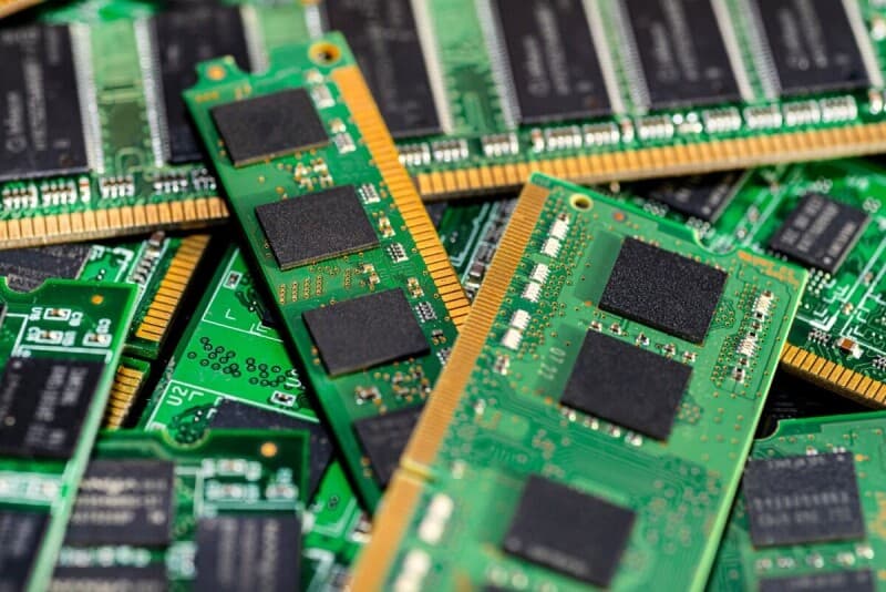 PC market decline chart with memory chip shortage impact and IDC data