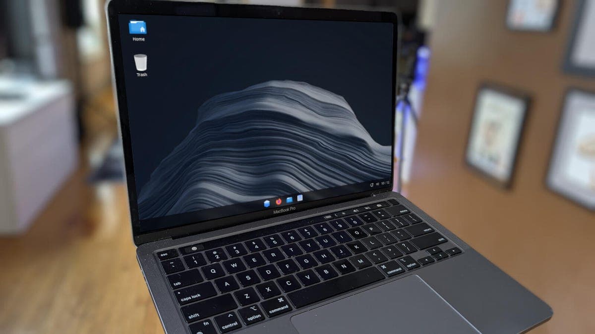 Desktop screenshot of AnduinOS 2.0 showing its Windows 11-inspired taskbar and start menu