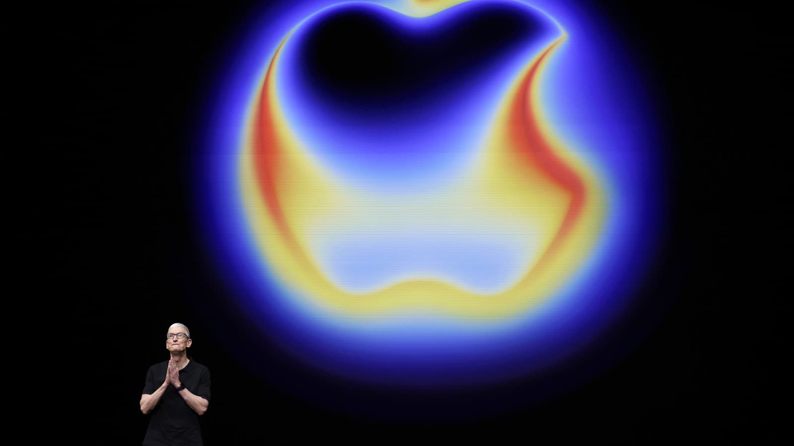 Apple Pushes Smart Glasses Launch to Late 2027, Report Says