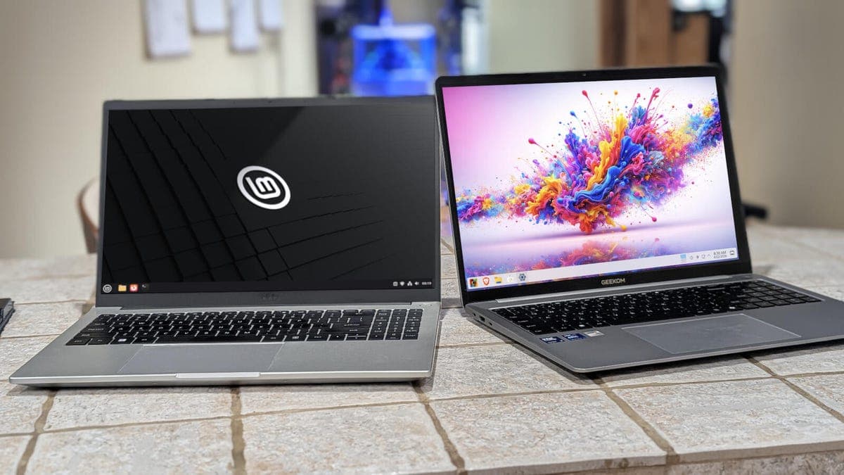 Comparison of Linux Mint and RefreshOS desktop environments for new users