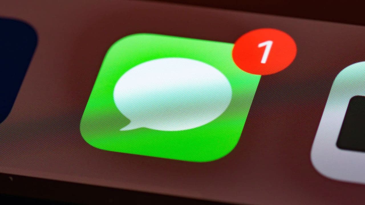 iPhone User Accidentally Sent Sensitive Photos to a Stranger After Failing to Deregister iMessage