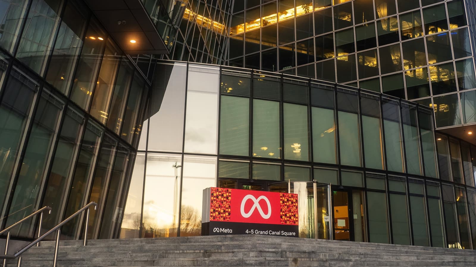 Ireland Probes Meta Over 'Dark Patterns' in Non-Algorithmic Feeds
