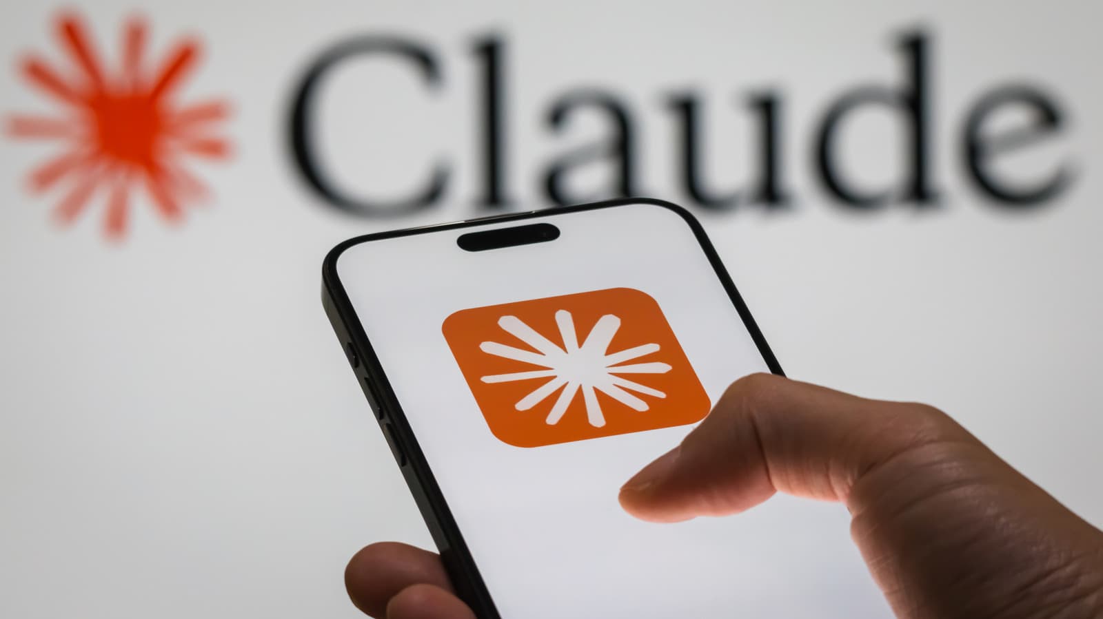 Claude Email Assistant Raises Privacy Concerns for Users