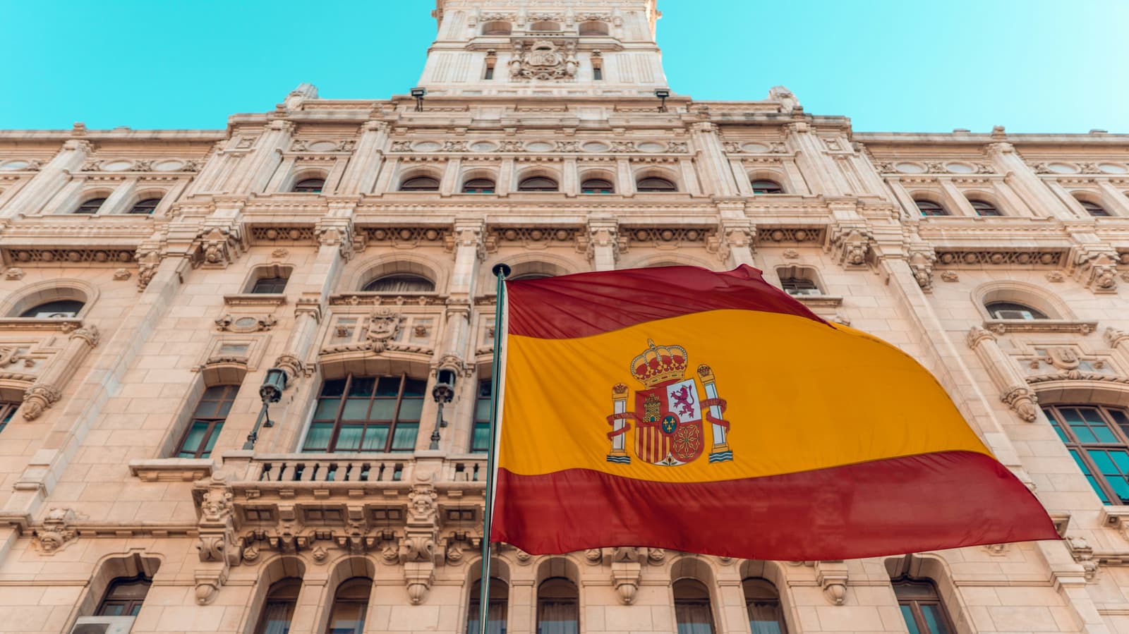 Spain Mandates Four-Hour Network Uptime During Power Outages