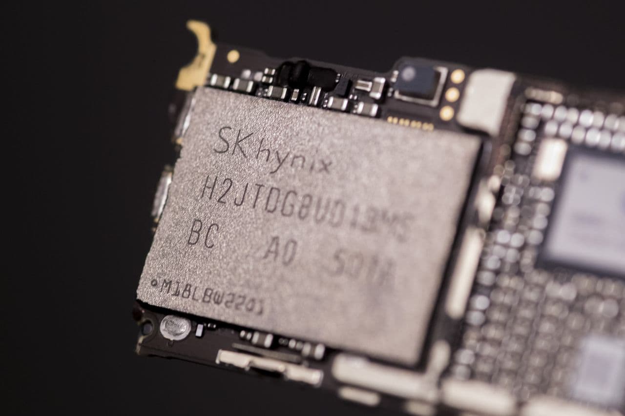 DRAM Shortage Strains Apple's iPhone 18 Pro Launch as $1B in Chips Wait for Packaging