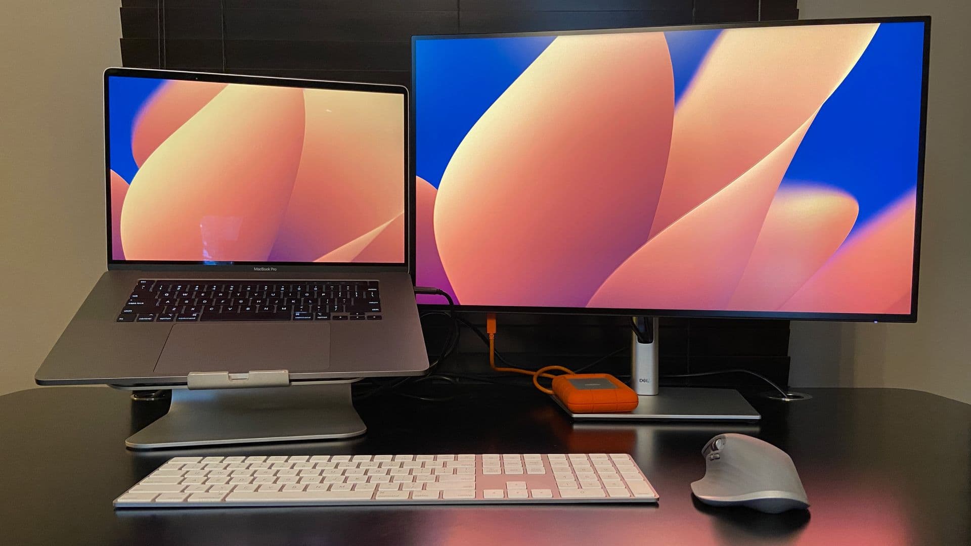 Illustration of a cursor moving between two PC screens using software KVM software interface