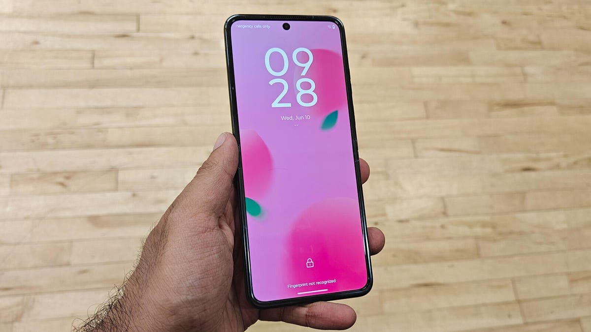 Foldable Phones Reshape the Premium Smartphone Market