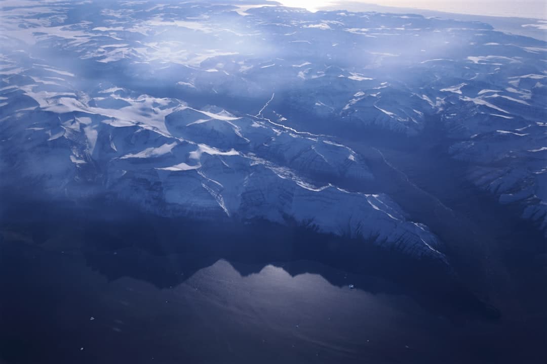 Google Earth flight simulator interface showing a Cirrus SR22 aircraft over a mountainous landscape