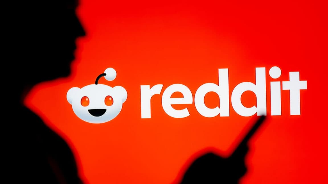 Screenshot of old.reddit.com interface with a login prompt overlay