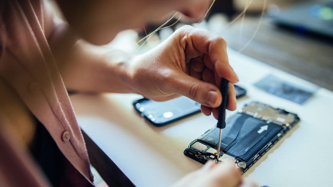 iPhone Repair Risk: How to Stop a Technician From Stealing Your Photos
