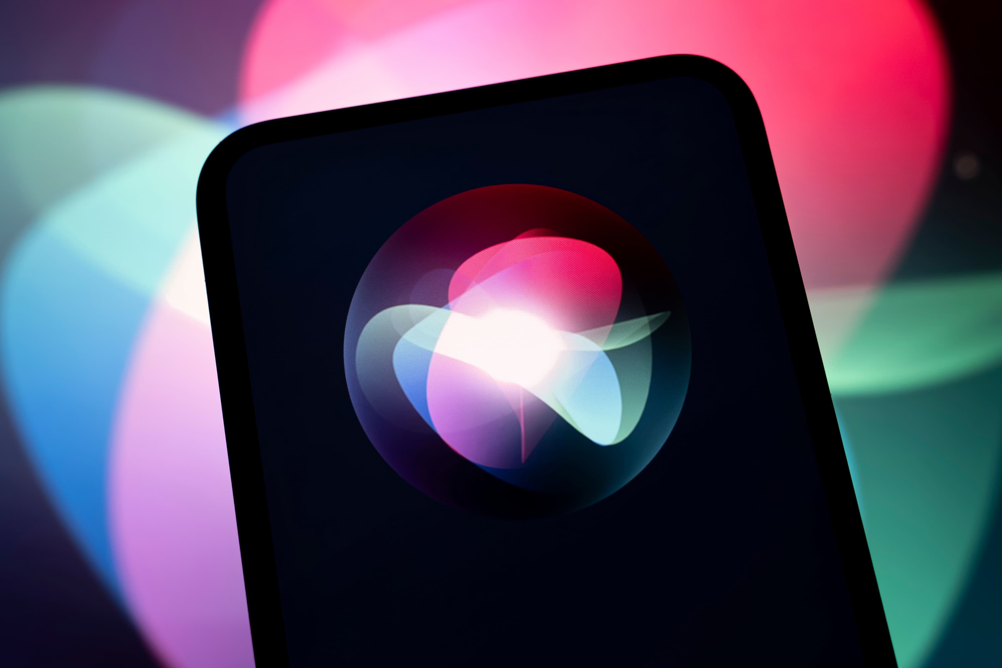 Apple's Revamped Siri AI Struggles to Keep User Interest Beyond Beta Hype