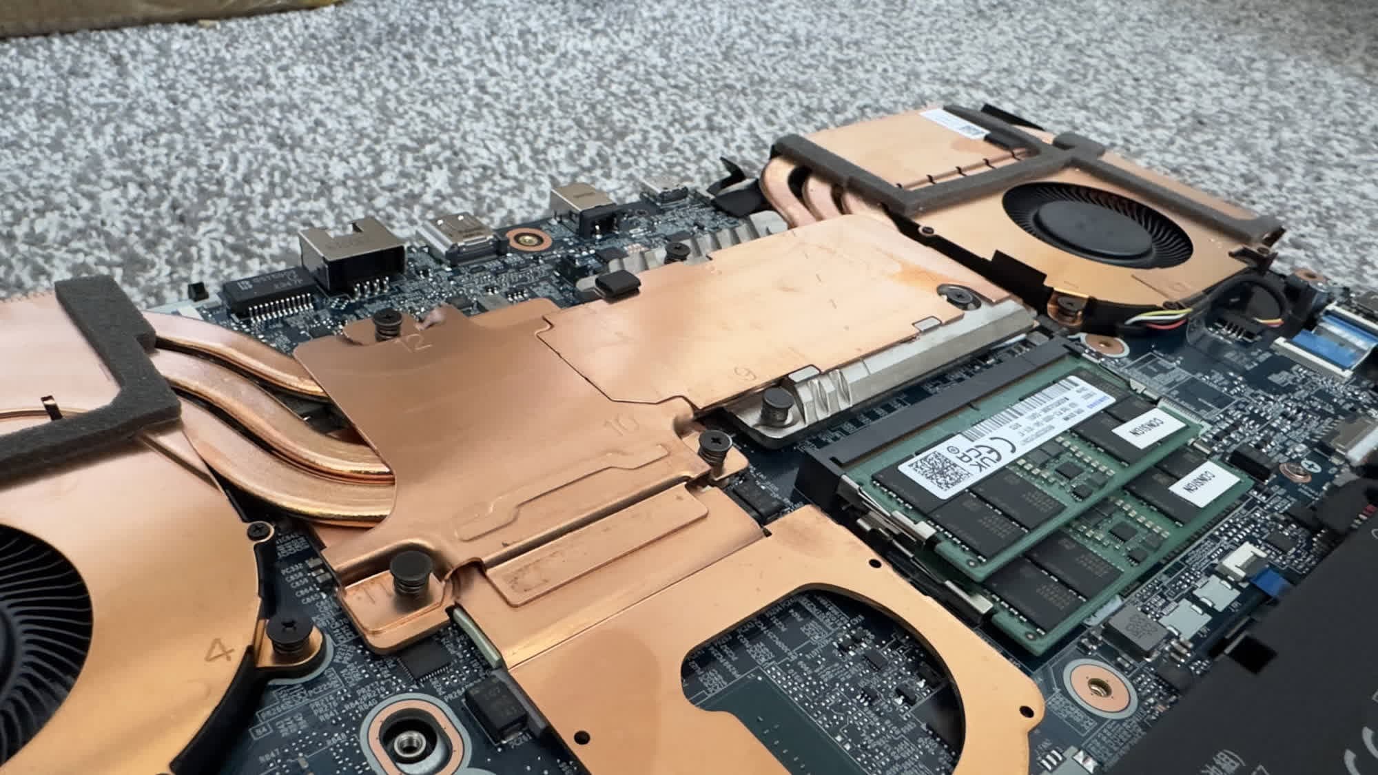 Close-up of an Asus ROG Zephyrus G14 laptop keyboard and display showing GPU driver error message