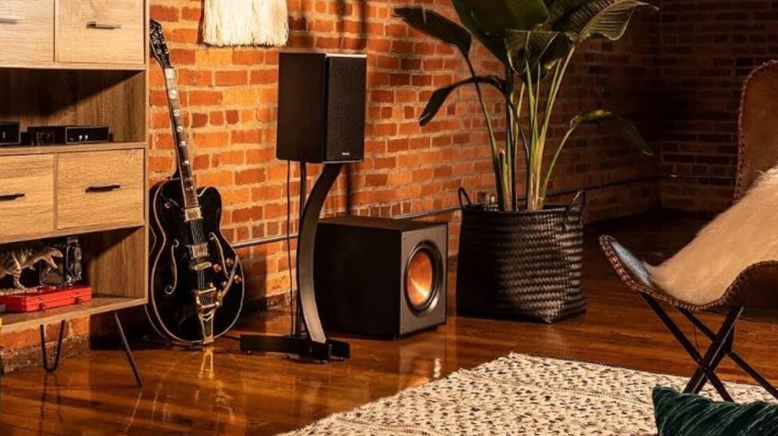 Comparison of an active subwoofer with a built-in amplifier and a passive subwoofer